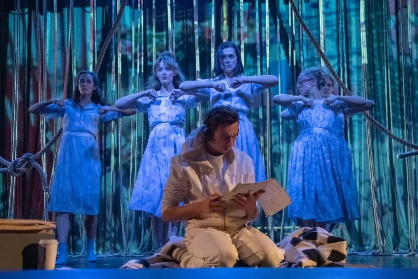 https://cdn.intickets.ru/sites/default/files/gallery_image/ac855540-43d2b4e5-52d5de00.jpg