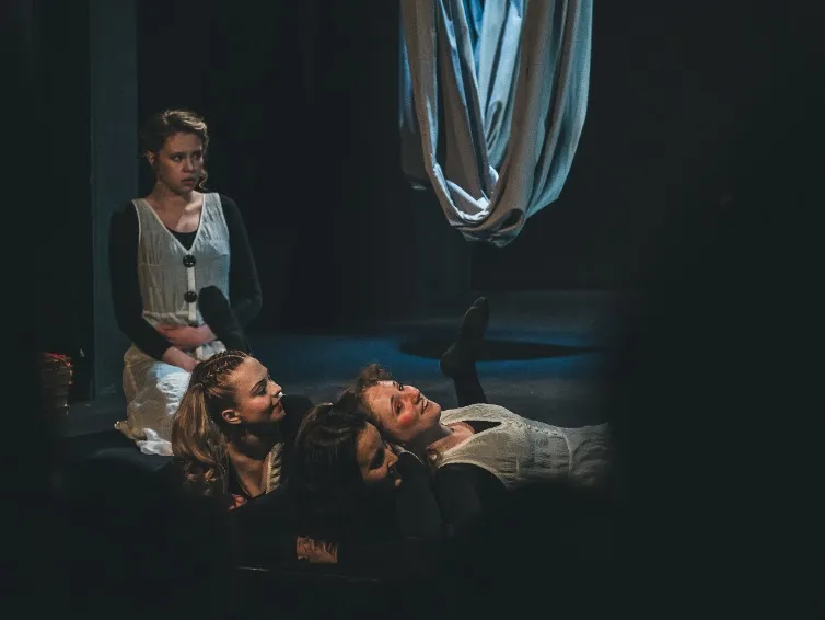 https://cdn.intickets.ru/sites/default/files/gallery_image/acc39a1a-498b980a-bd0c3db7.jpg
