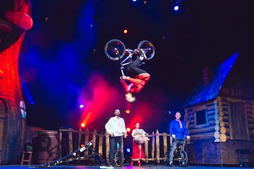 https://cdn.intickets.ru/sites/default/files/gallery_image/1f3d1d1a-40b29aa6-3bf63884.jpg